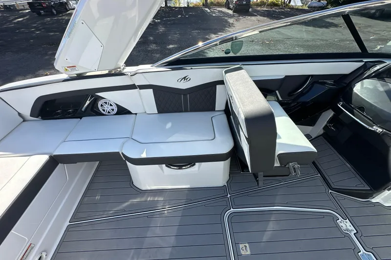 Slide: The Image of Tachometer of 2019 Monterey 278SS Super Sport showing 105.9 engine hours. - 19