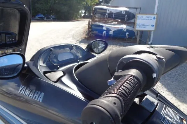 Slide: The Image of 2004 Yamaha WaveRunner FX Cruiser handlebar and dashboard close-up. - 10