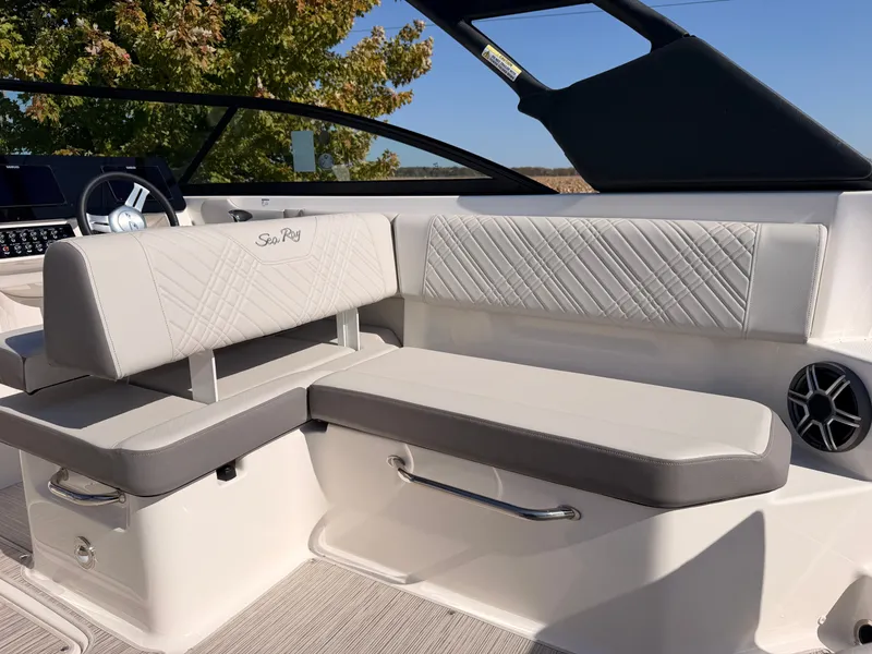 Slide: The Image of The 2026 Sea Ray SDX 270 features an elegant, cushioned bench seat with a quilted design. - 31