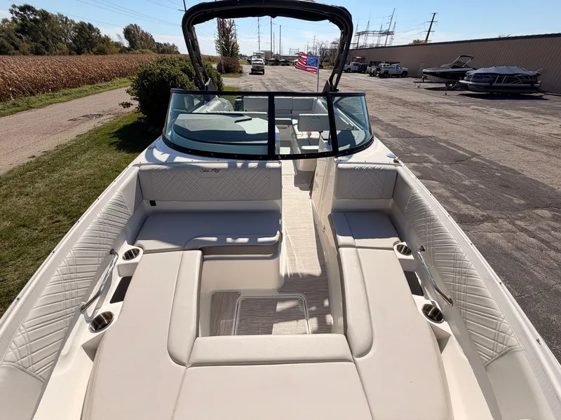 Slide: The Image of Sea Ray SDX 270 2026 - 68