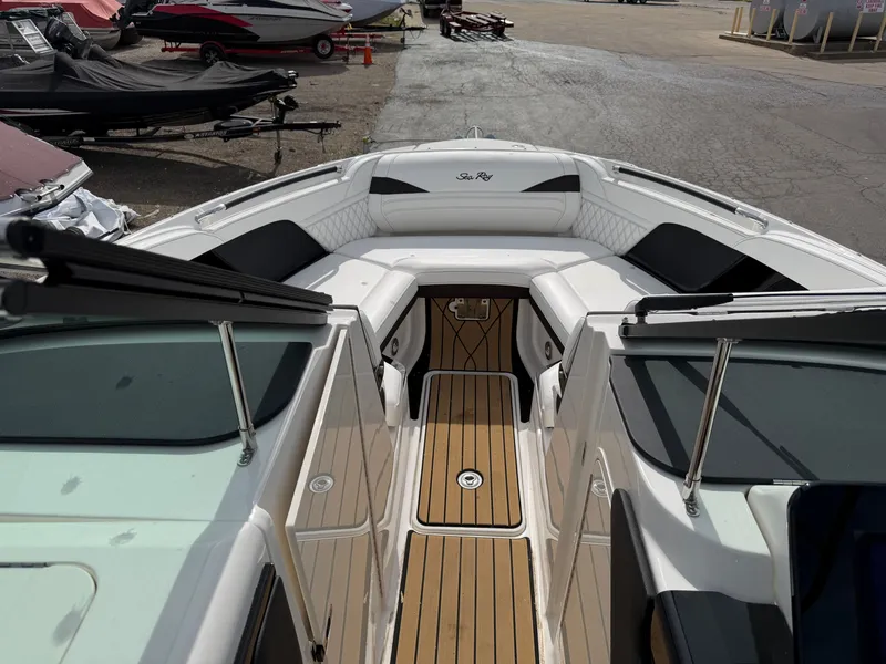 Slide: The Image of Interior of the 2026 Sea Ray SLX 260 yacht. - 15