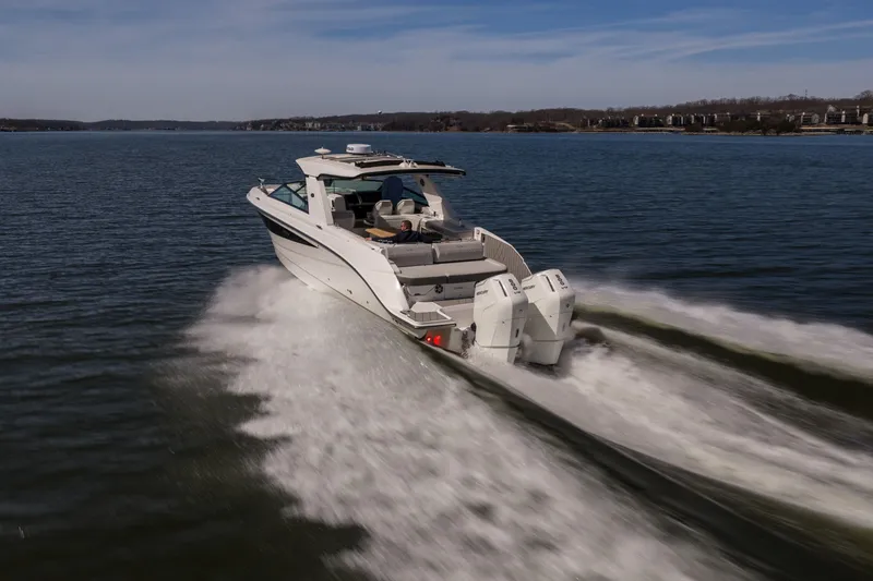 Slide: The Image of Sea Ray SLX 400 Outboard 2026 - 12