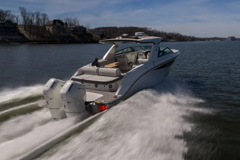 Slide: The Image of Sea Ray SLX 400 Outboard 2026 - 16