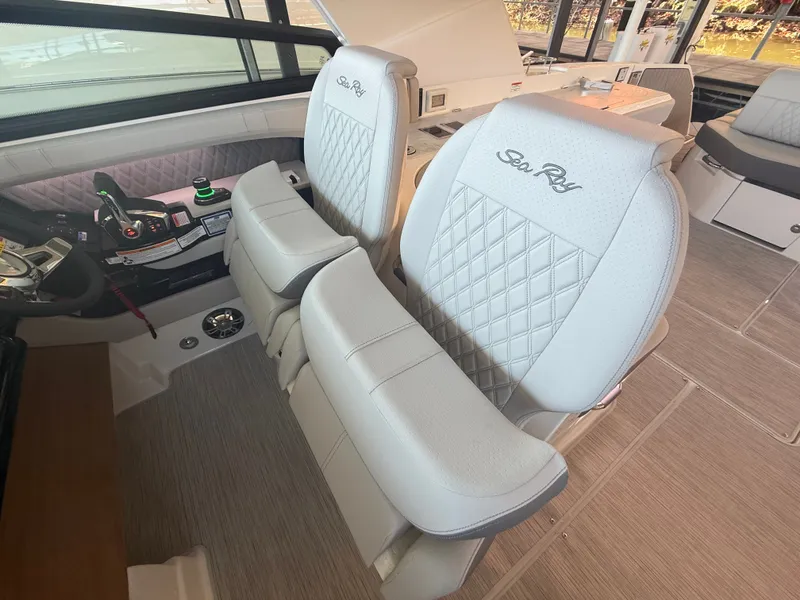 Slide: The Image of Sea Ray SLX 400 Outboard 2026 - 19