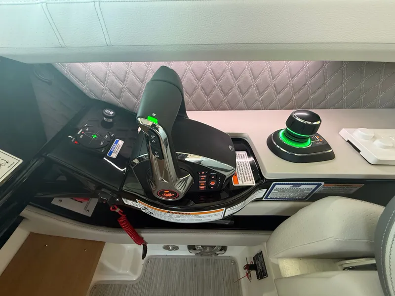 Slide: The Image of Sea Ray SLX 400 Outboard 2026 - 21