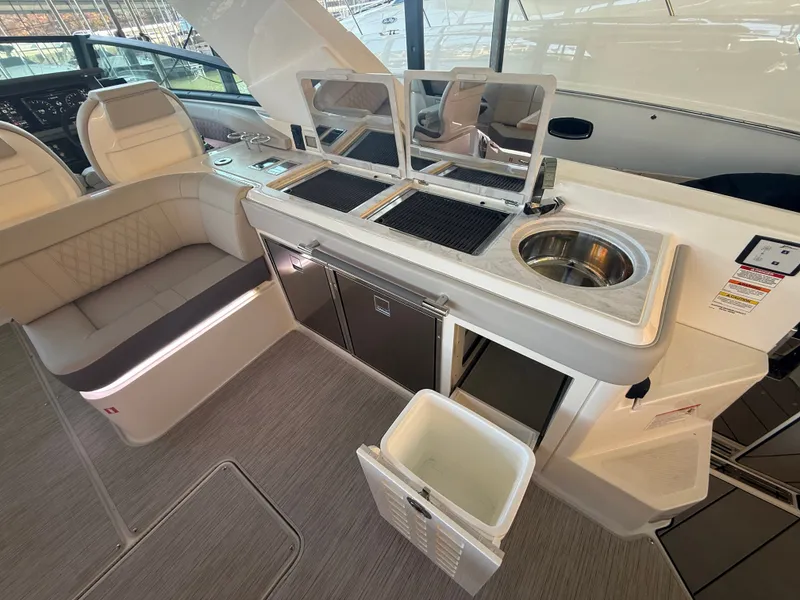 Slide: The Image of Sea Ray SLX 400 Outboard 2026 - 23