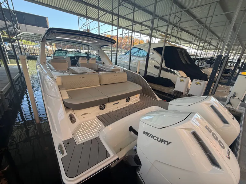 Slide: The Image of Sea Ray SLX 400 Outboard 2026 - 24