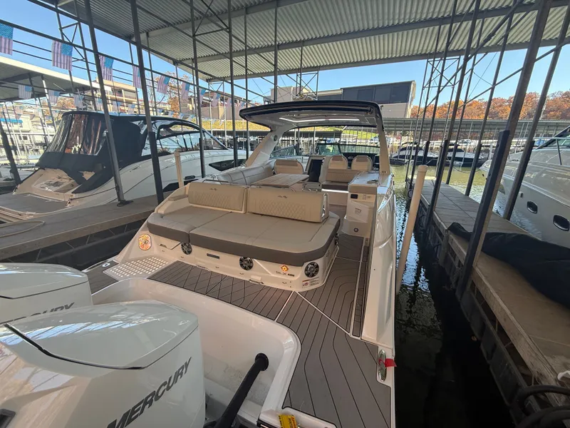 Slide: The Image of Sea Ray SLX 400 Outboard 2026 - 25