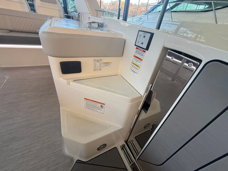 Slide: The Image of Sea Ray SLX 400 Outboard 2026 - 27