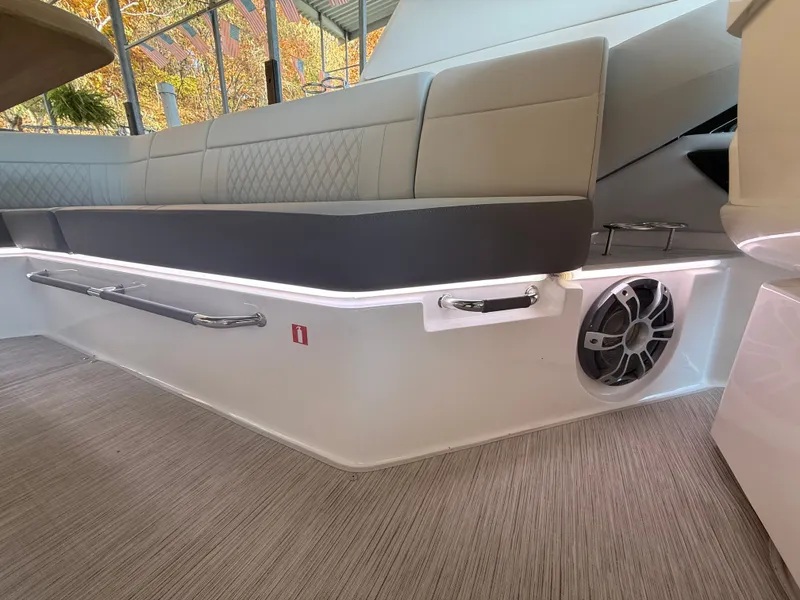 Slide: The Image of Sea Ray SLX 400 Outboard 2026 - 30