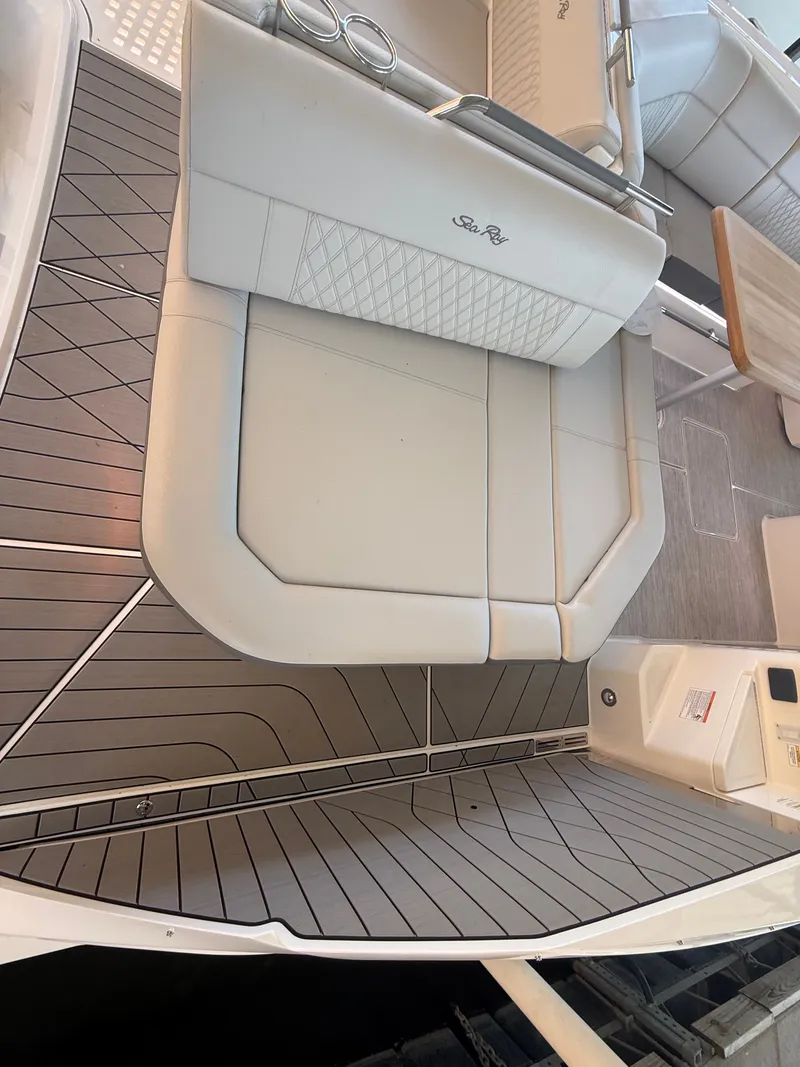 Slide: The Image of Sea Ray SLX 400 Outboard 2026 - 32