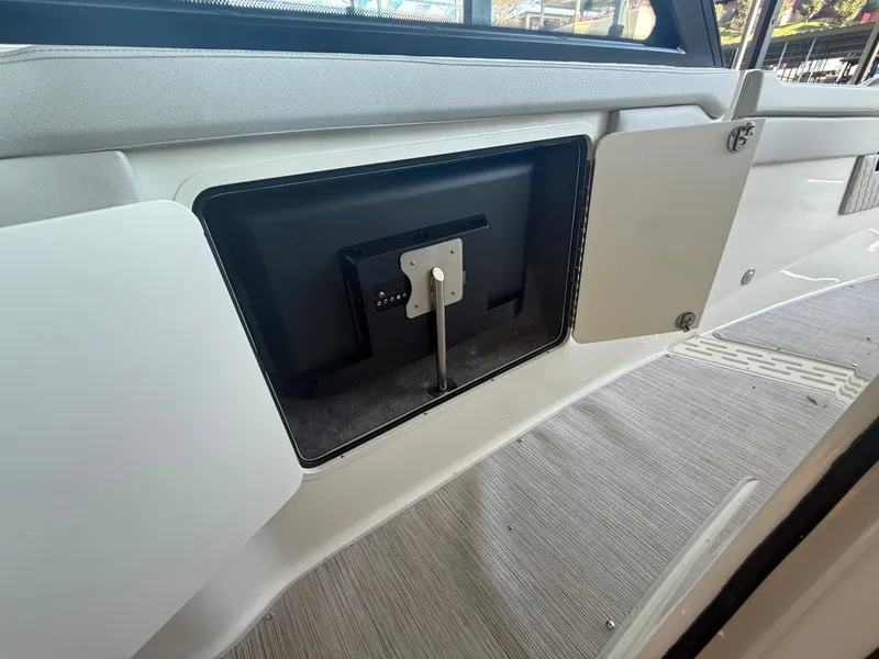 Slide: The Image of Sea Ray SLX 400 Outboard 2026 - 35