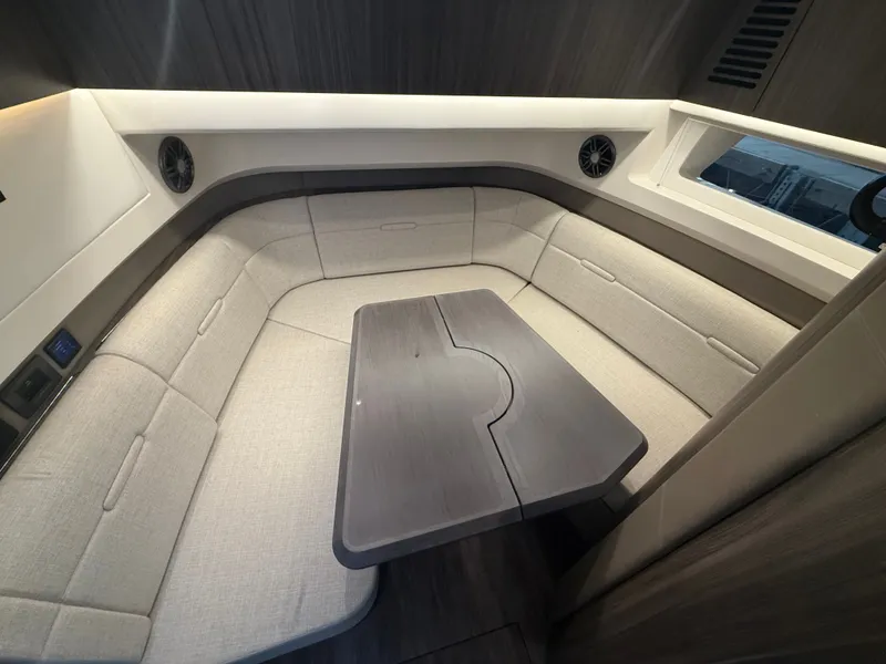 Slide: The Image of Sea Ray SLX 400 Outboard 2026 - 44