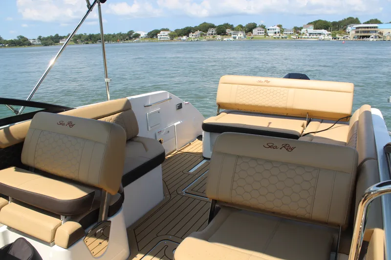 Slide: The Image of Sea Ray 250 SDX OB 2022 - 19