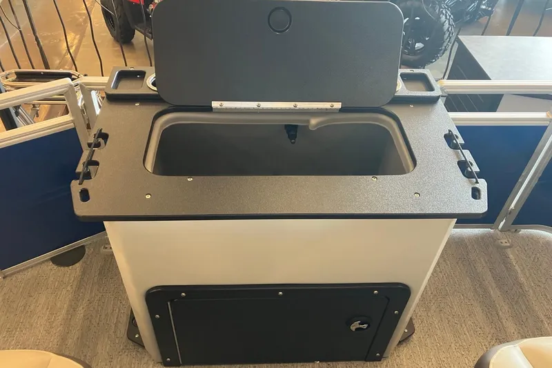 Slide: The Image of 2026 Sun Tracker Fishin' Barge 20 DLX livewell, featuring a sleek design and practical storage. - 6