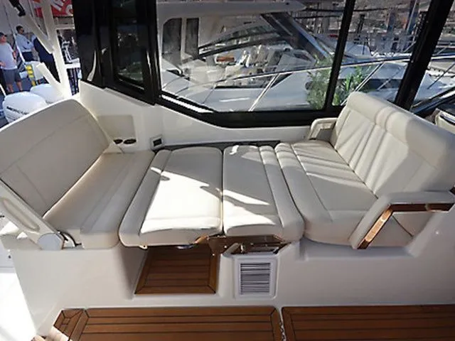 Slide: The Image of Boston Whaler 405 Conquest 2026 - 7