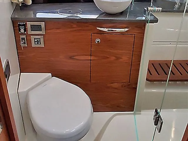 Slide: The Image of Boston Whaler 405 Conquest 2026 - 9