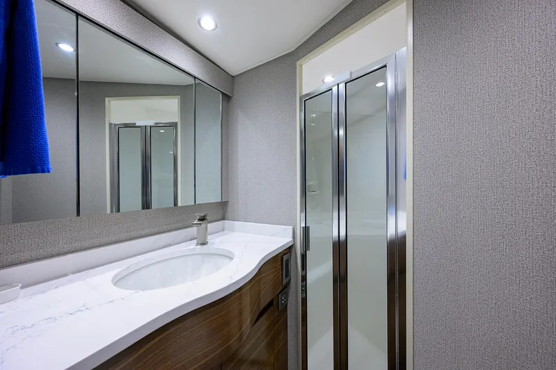 Slide: The Image of Viking 54 TROUBLE FREE - Guest Head - 11