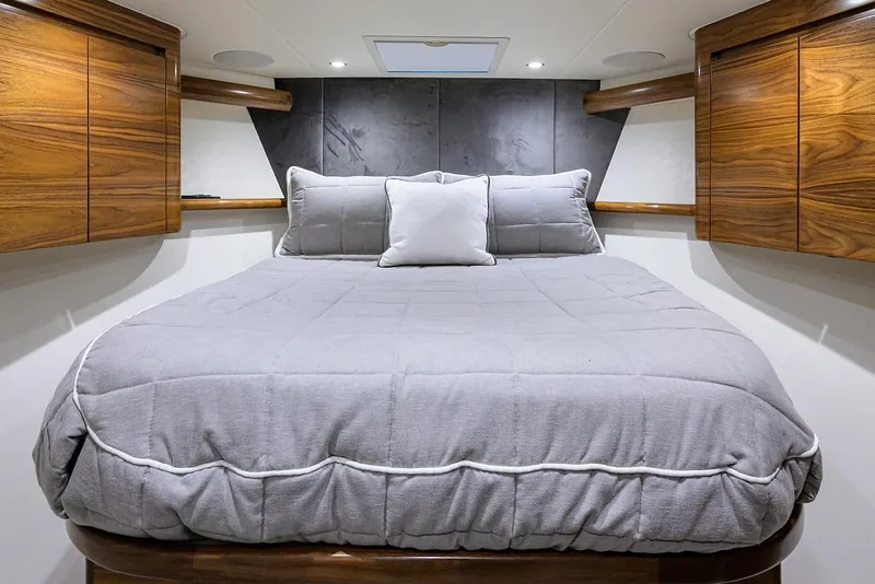 Slide: The Image of Viking 54 TROUBLE FREE - Forward Stateroom Berth - 8