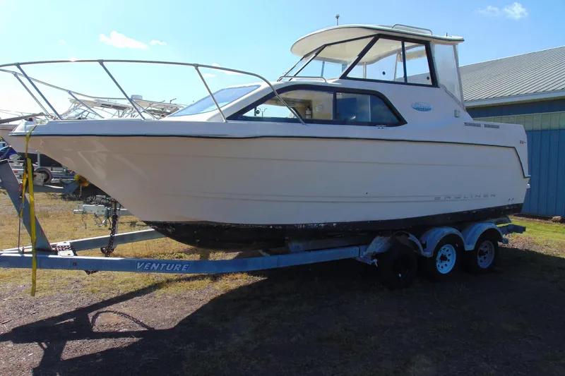 The Image of 2002 Bayliner 2452 Ciera Classic boat on trailer, parked outdoors. - 1