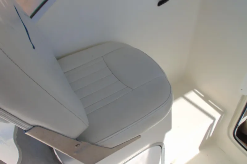 Slide: The Image of White seat on 2002 Bayliner 2452 Ciera Classic boat interior. - 11