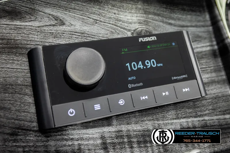 Slide: The Image of Radio control panel in Avalon LSZ QLS 2026, featuring Bluetooth and SiriusXM connectivity. - 38