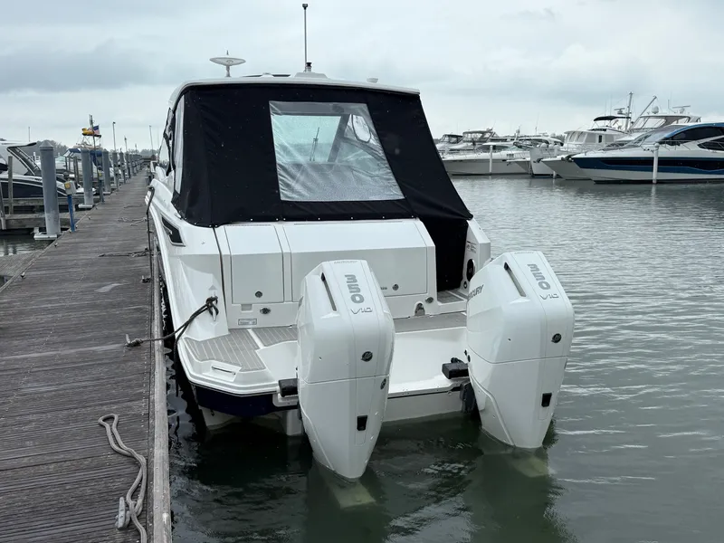 Slide: The Image of Sea Ray Sundancer 320 Outboard 2026 - 5