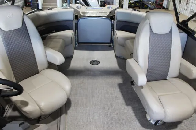 Slide: The Image of Premier 240 Alante RF 2021 - 18