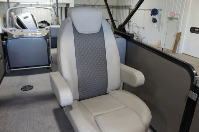 Slide: The Image of Premier 240 Alante RF 2021 - 19