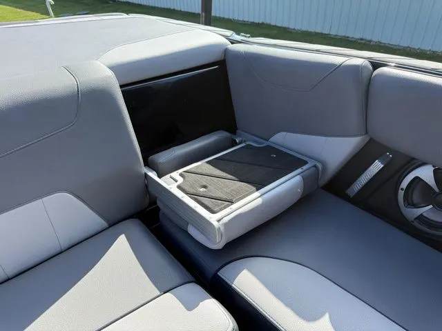 Slide: The Image of Malibu Wakesetter 23 LSV 2020 - 28