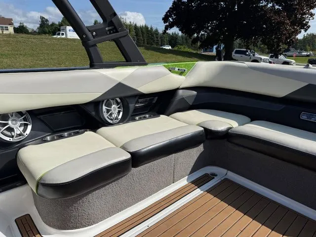 Slide: The Image of Malibu Wakesetter 23 LSV 2015 - 11