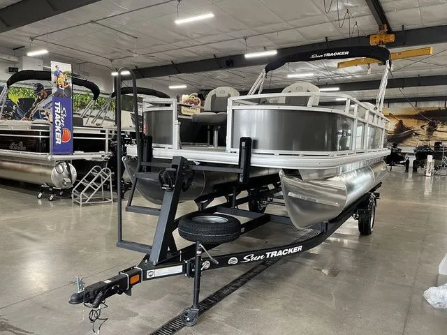 Slide: The Image of Sun Tracker Bass Buggy 18 DLX 2026 - 13