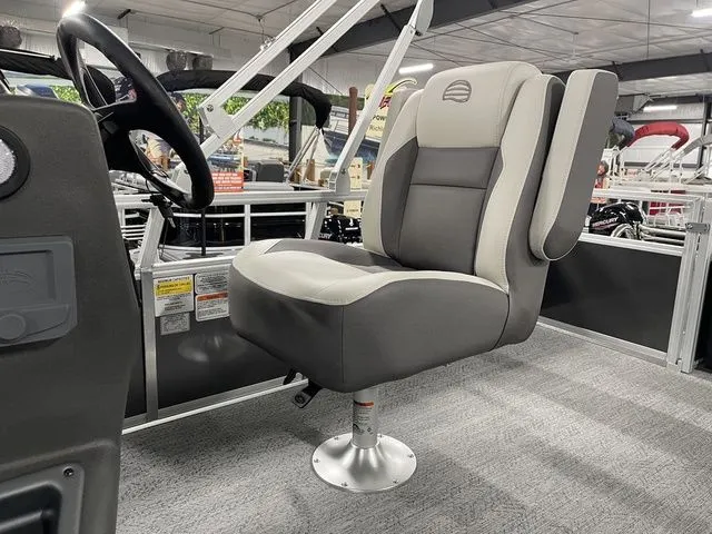 Slide: The Image of Sun Tracker Bass Buggy 18 DLX 2026 - 17