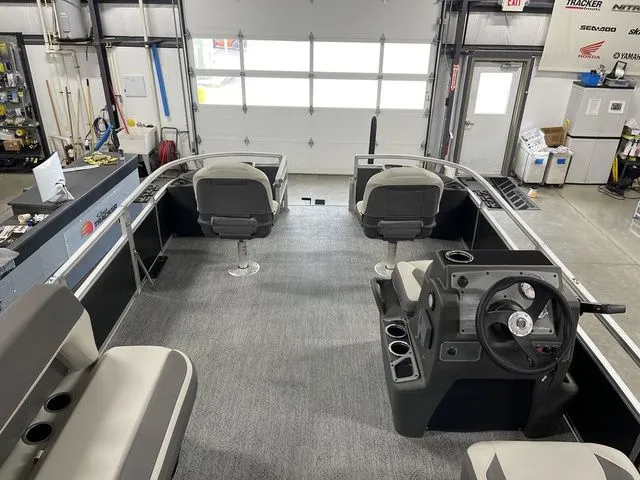 Slide: The Image of Sun Tracker Bass Buggy 18 DLX 2026 - 19