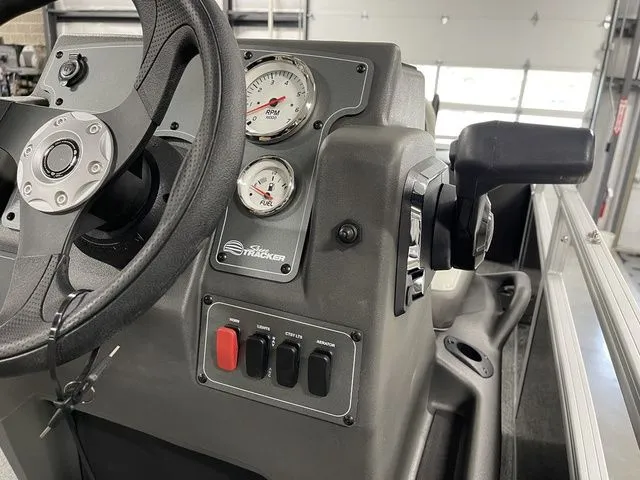 Slide: The Image of Sun Tracker Bass Buggy 18 DLX 2026 - 21