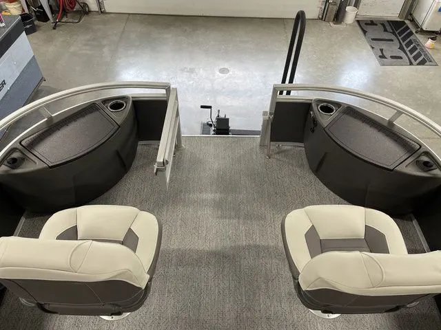 Slide: The Image of Sun Tracker Bass Buggy 18 DLX 2026 - 23