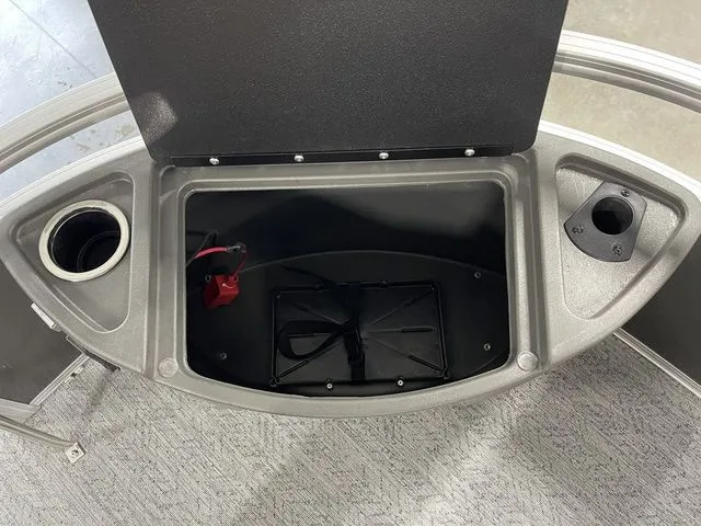 Slide: The Image of Sun Tracker Bass Buggy 18 DLX 2026 - 24