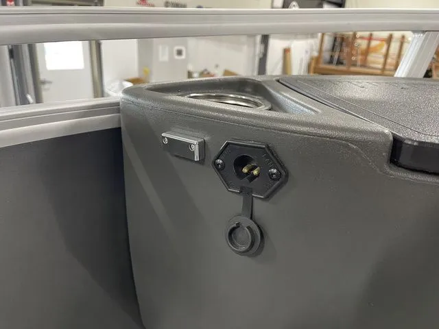 Slide: The Image of Sun Tracker Bass Buggy 18 DLX 2026 - 25