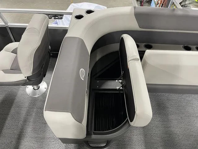 Slide: The Image of Sun Tracker Bass Buggy 18 DLX 2026 - 28