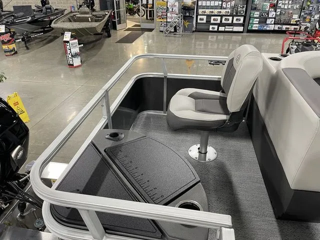 Slide: The Image of Sun Tracker Bass Buggy 18 DLX 2026 - 29