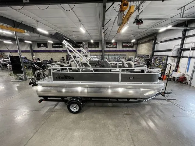 Slide: The Image of Sun Tracker Bass Buggy 18 DLX 2026 - 3