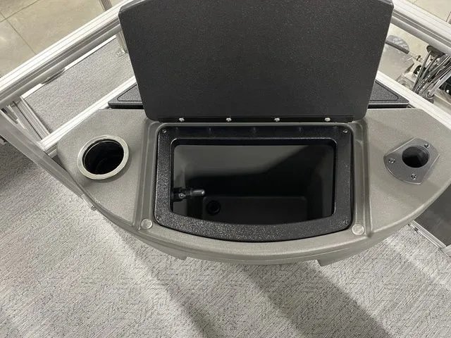 Slide: The Image of Sun Tracker Bass Buggy 18 DLX 2026 - 30