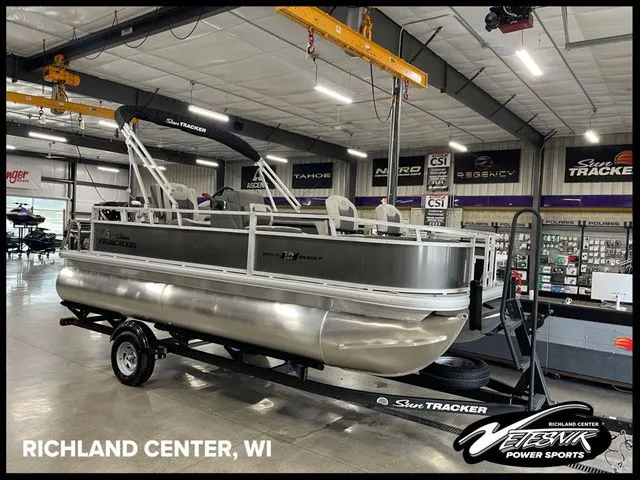 Slide: The Image of Sun Tracker Bass Buggy 18 DLX 2026 - 32