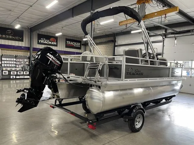 Slide: The Image of Sun Tracker Bass Buggy 18 DLX 2026 - 4