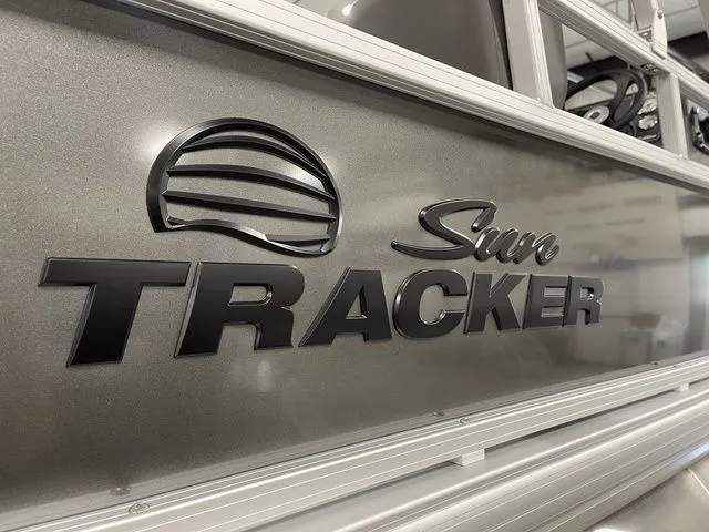 Slide: The Image of Sun Tracker Bass Buggy 18 DLX 2026 - 5