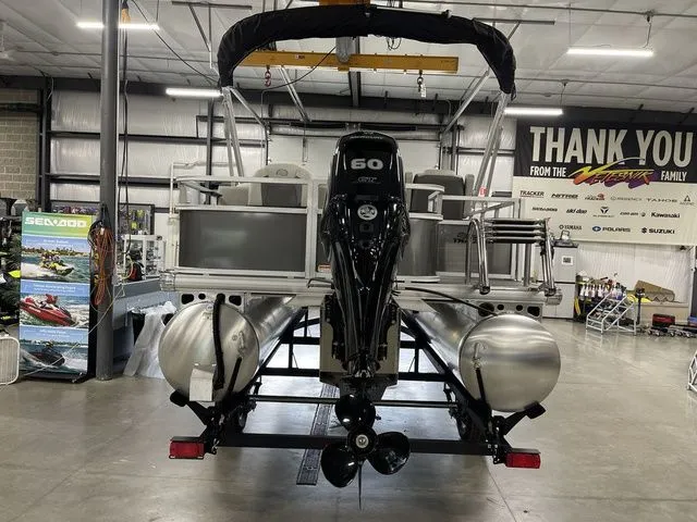 Slide: The Image of Sun Tracker Bass Buggy 18 DLX 2026 - 7