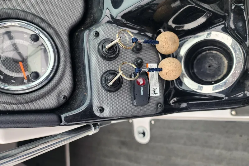Slide: The Image of Dashboard of 2015 Yamaha Boats 212X with ignition keys and gauge. - 24