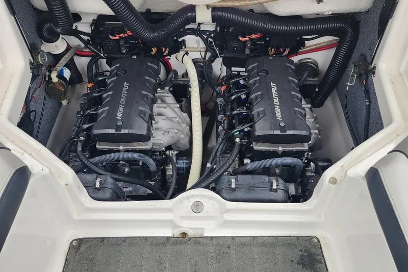 Slide: The Image of 2015 Yamaha Boats 212X engine compartment with dual high-output engines. - 31