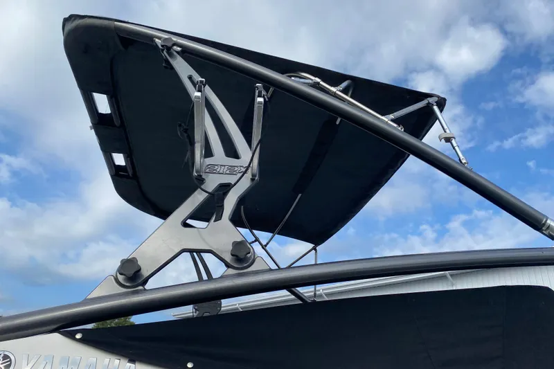 Slide: The Image of 2015 Yamaha Boats 212X wakeboard tower against a blue sky. - 7