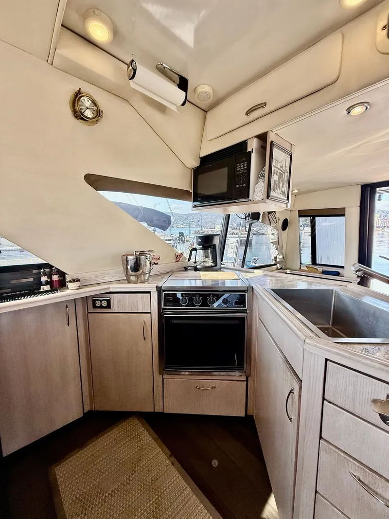 Slide: The Image of Bayliner 3988 Motoryacht 1996 - 13